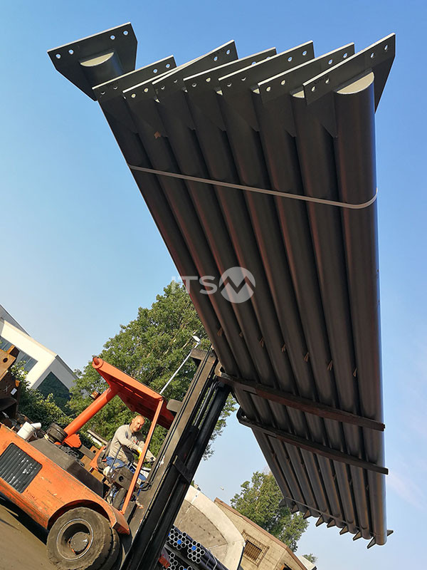 carico-scarico-tubi-metallici-lavorati-verniciati