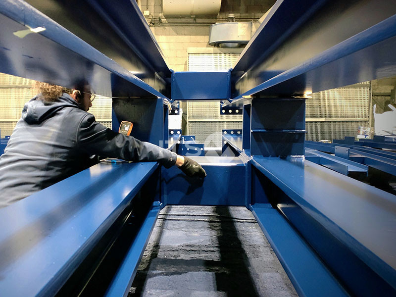 controllo-qualita-con-ispettori-qualificati-su-superfici-metalliche-trattate